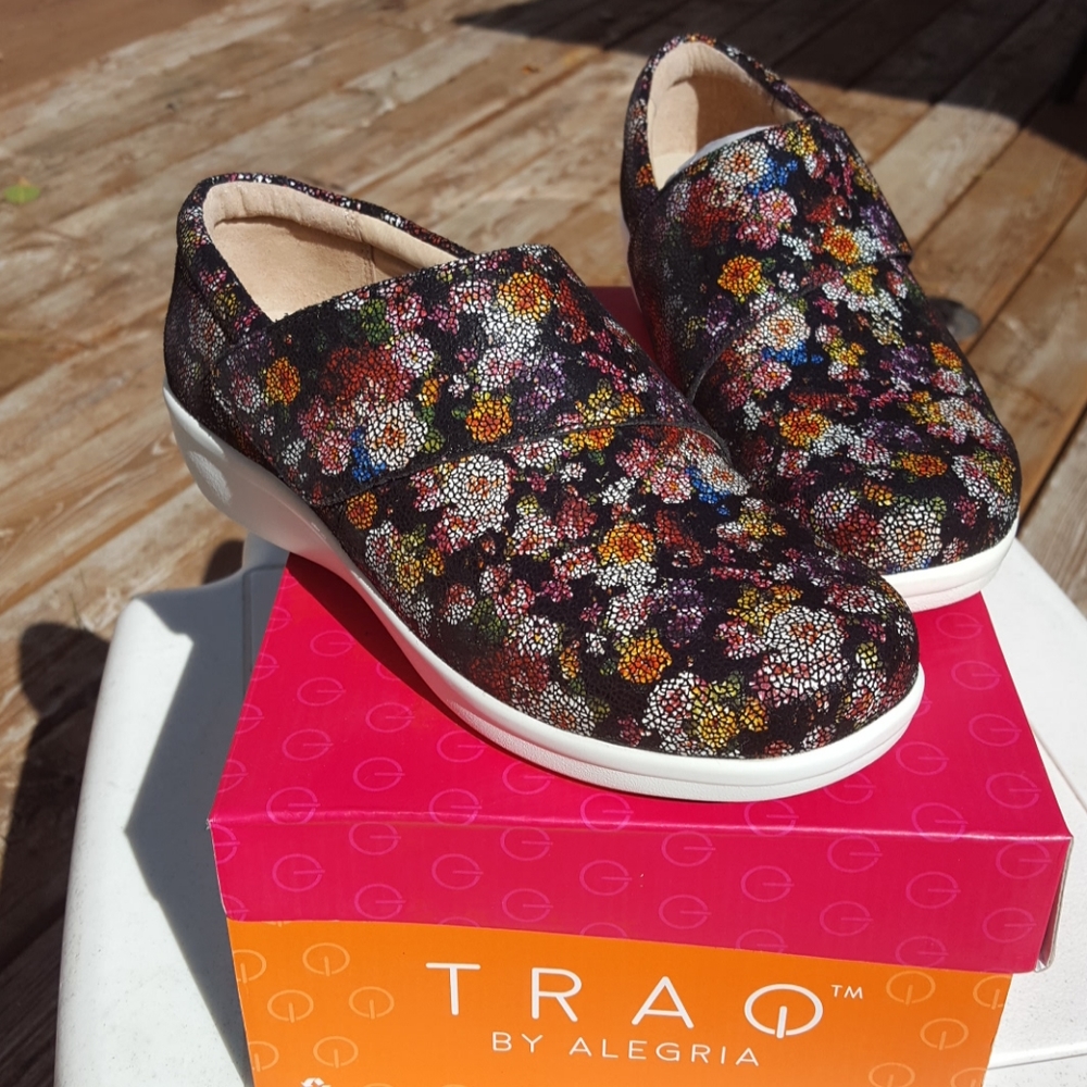 ❤️😃💐 New In Box Traq by Algeria black floral shoes size 36 ❤️😃💐